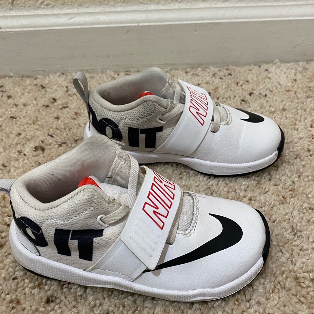 💎Nike toddler shoe size 10c white/black/red